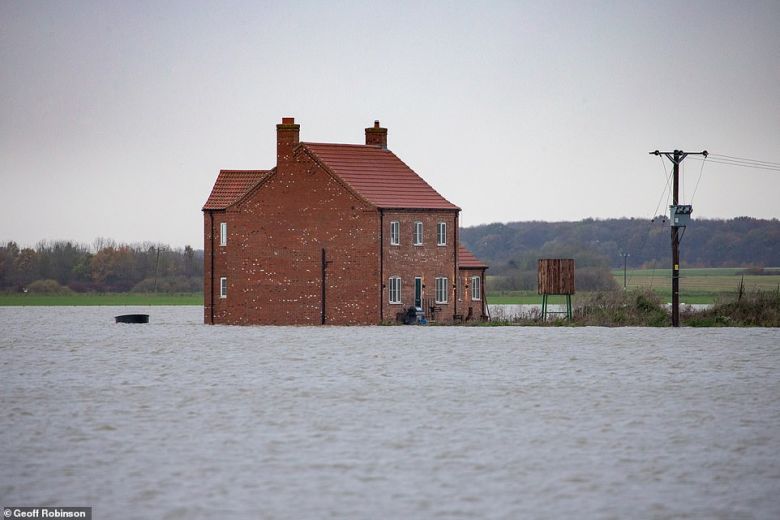Резултат с изображение за „голямо наводнение в Шефилд (Англия)“