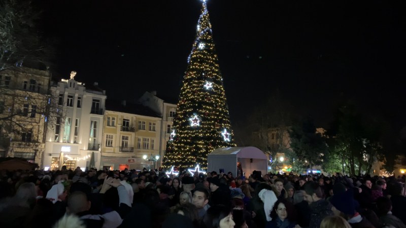 Hilyadi Plovdivchani Posreshnaha Nova Godina V Centra Na Novata Kulturna Stolica Snimki Video Trafficnews Bg Trafficnews Bg