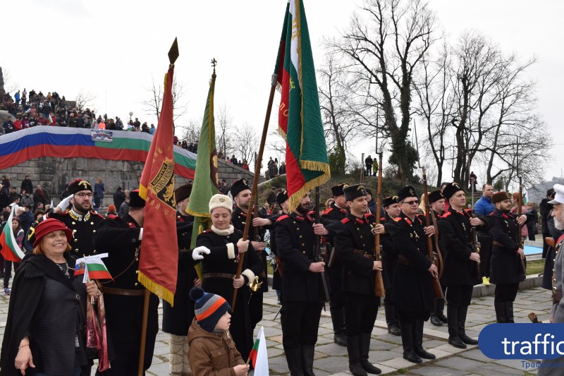 Plovdivchanki Oblyakoha Oplchenski Uniformi Deca Razvyaha Znamena Na 3 Mart Snimki I Video Trafficnews Bg Trafficnews Bg