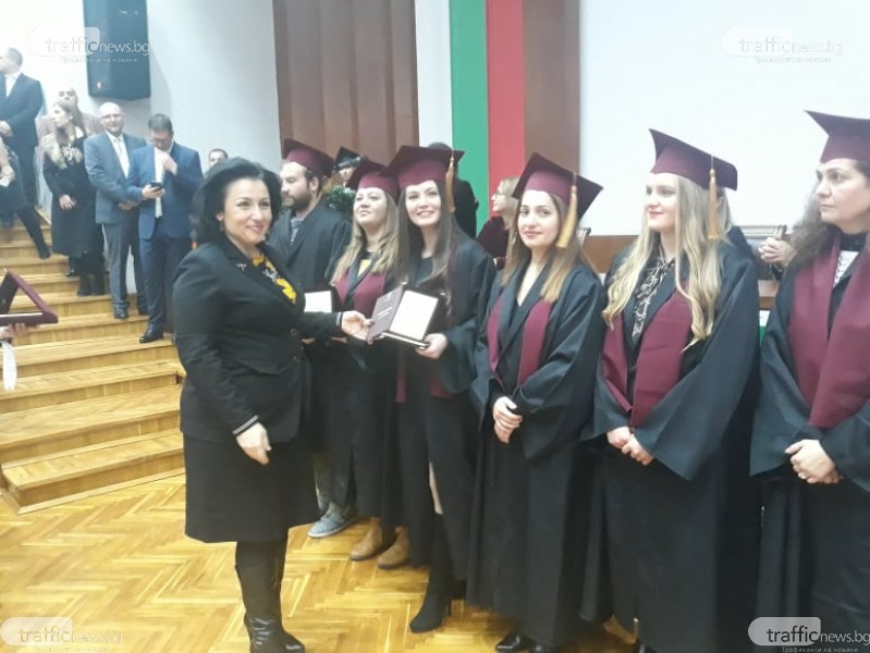 Ministr Taneva Vrchi Diplomite Na 20 Otlichnici Magistri Ot Agrarniya Trafficnews Bg Trafficnews Bg